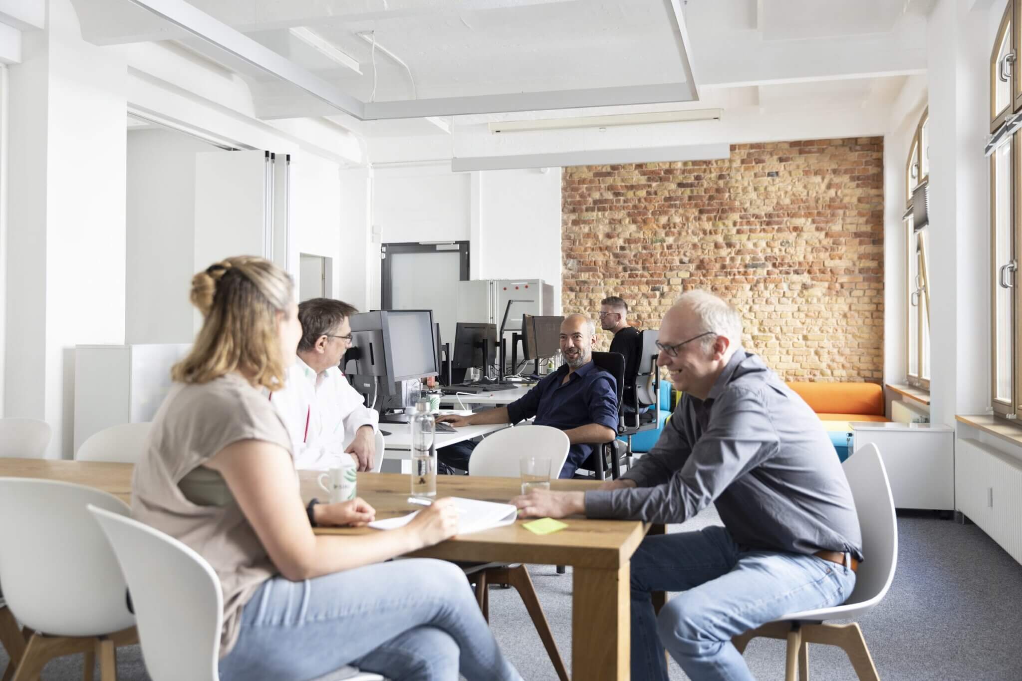 SINC Insurance · Kollegialer Austausch in der Pause – Office Berlin